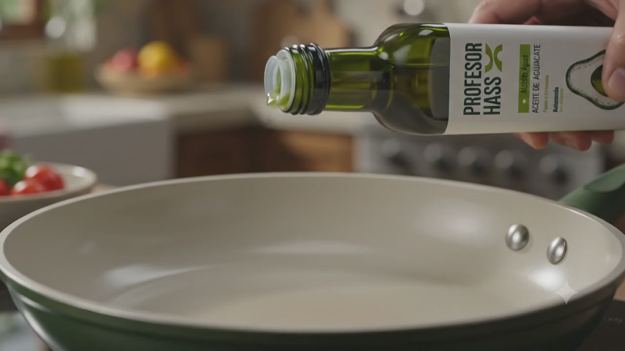 Patacones con la botella de aceite de aguacate Profesor Hass al lado