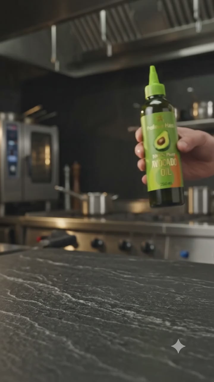 Mano sirviendo Aceite de Aguacate Profesor Hass 250 mL tapa pico sobre la estufa