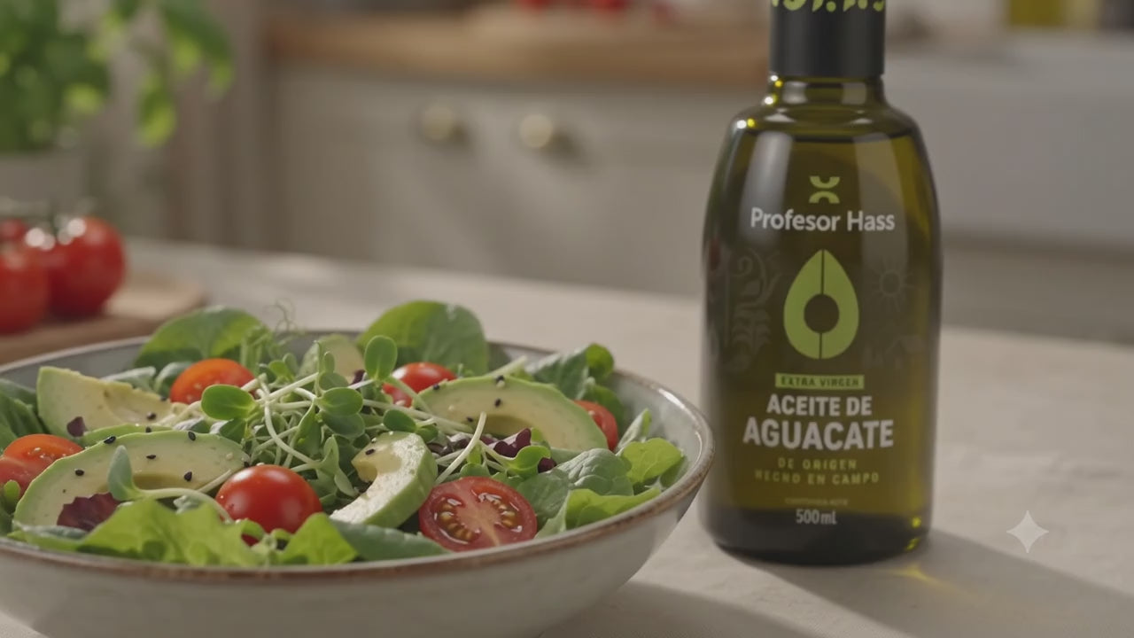 Bowl de ensalada con aguacate junto a la botella de aceite de aguacate Profesor Hass